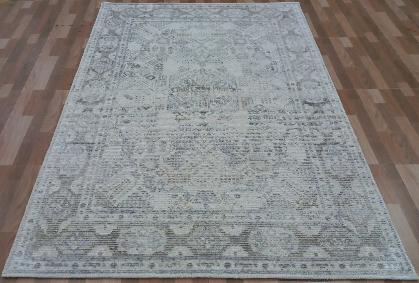 Stefano Traditional Ivory/Beige/Grey Medallion Medium Pile Rug