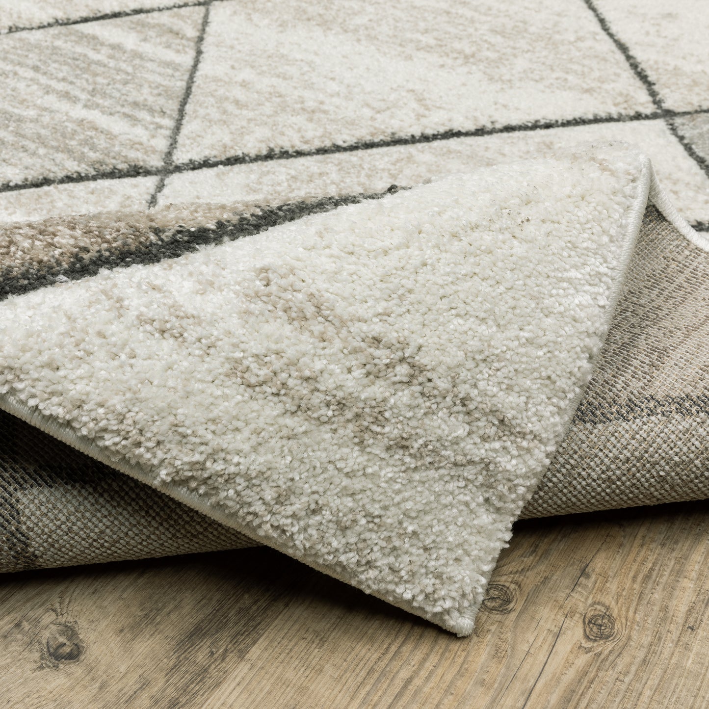 Cambria Lattice Beige/ Grey Distressed Cut Pile Rug