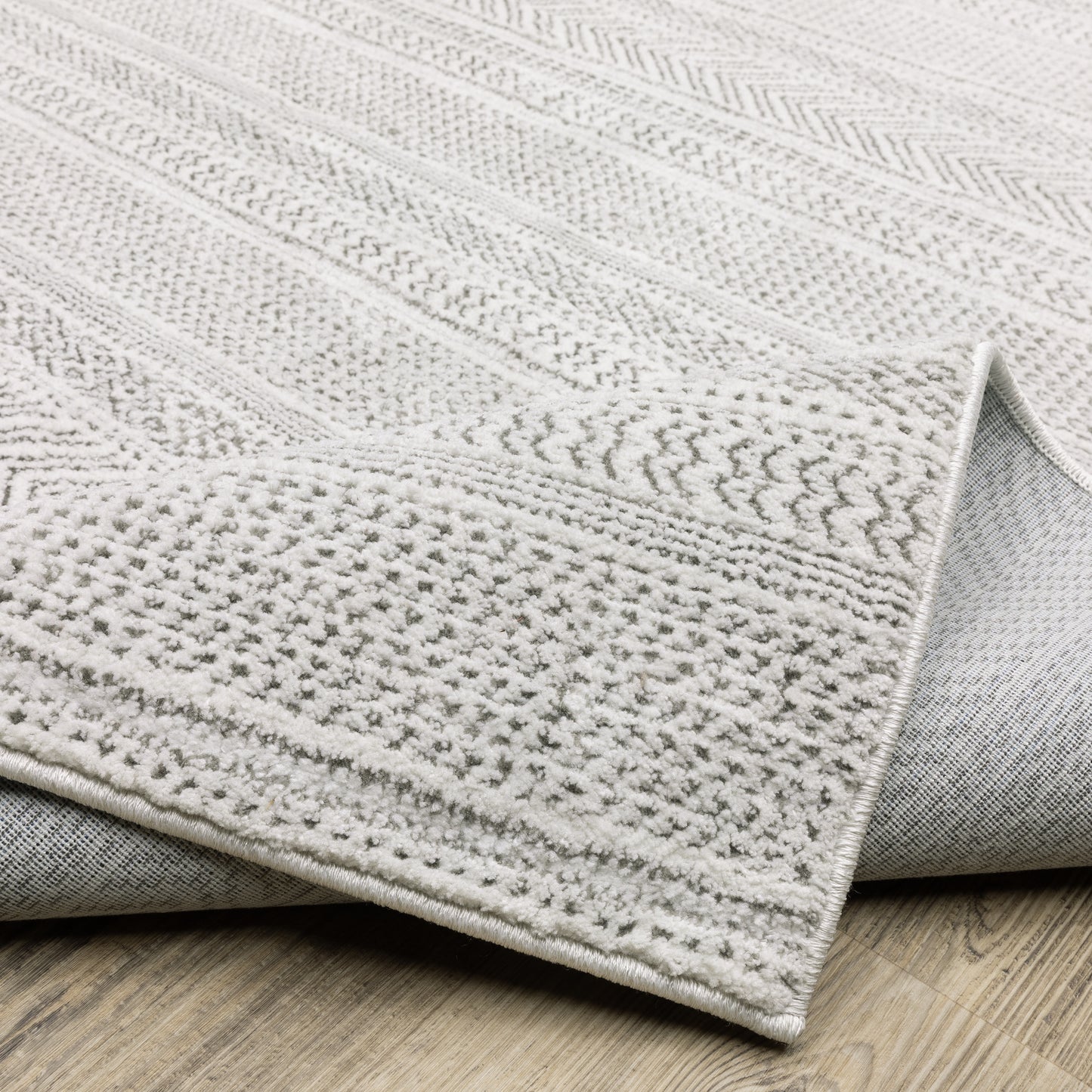Montecito Stripe White/ Grey Geometric Cut Pile Rug