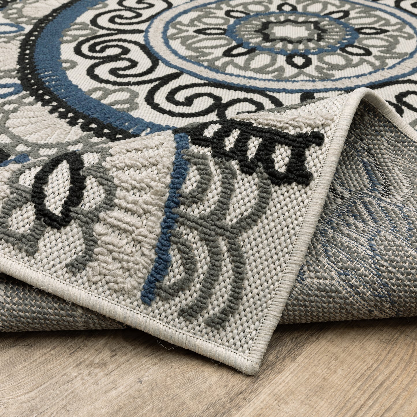 Torrey Outdoor Beige/ Blue Medallion Loop Pile Rug