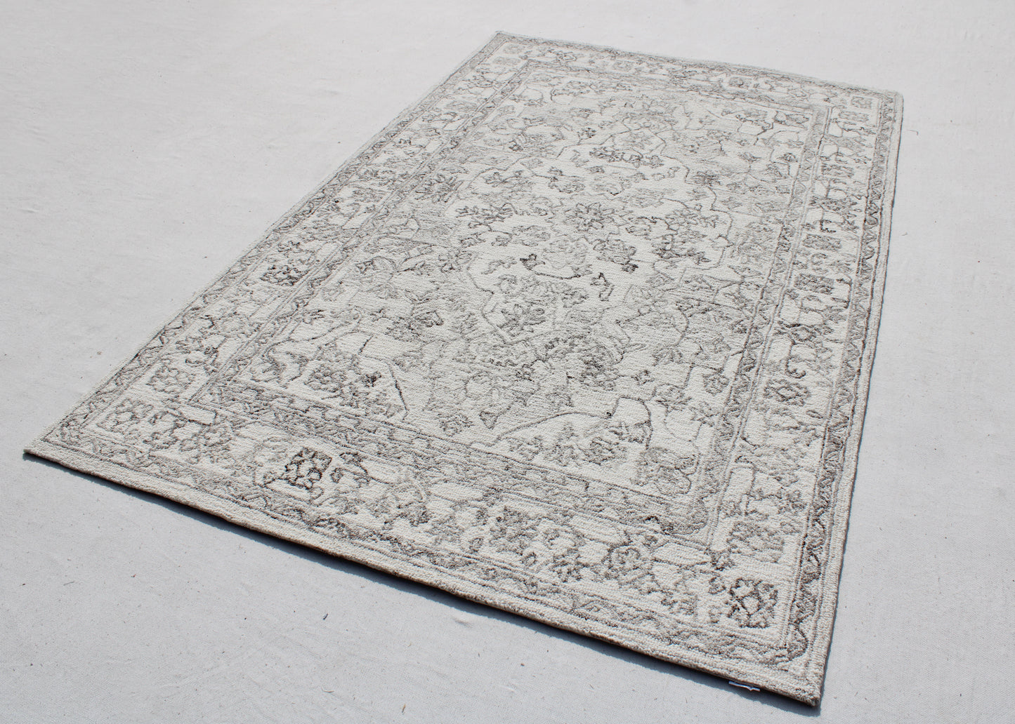 Legend Traditional Ivory/Natural Oriental Low Pile Rug