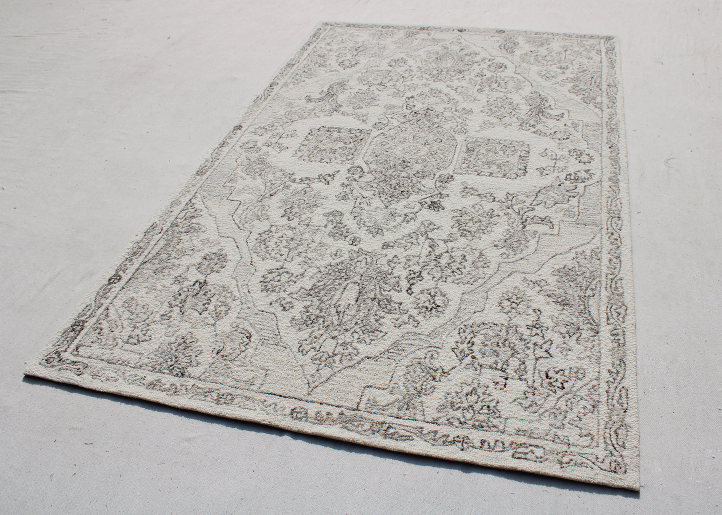 Legend Traditional Ivory/Natural Oriental Low Pile Rug