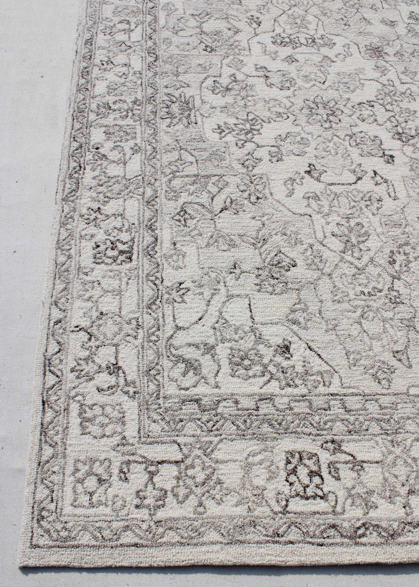 Legend Traditional Ivory/Natural Oriental Low Pile Rug