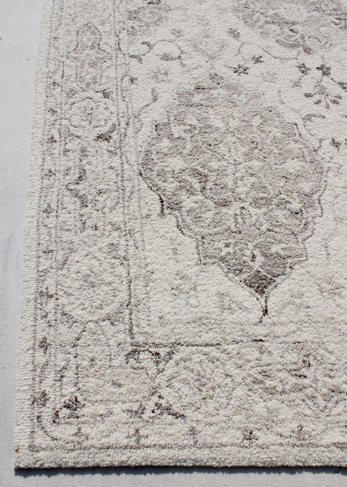 Legend Traditional Ivory/Natural Oriental Low Pile Rug