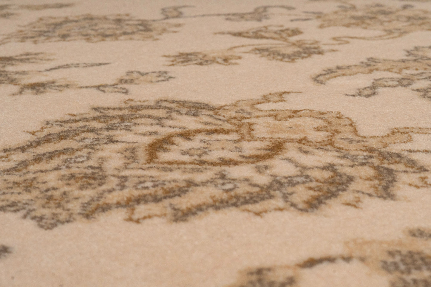 Brilliant Traditional Ivory Classic Medium Pile Rug