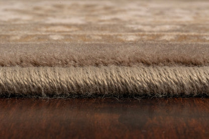 Brilliant Traditional Brown Classic Medium Pile Rug