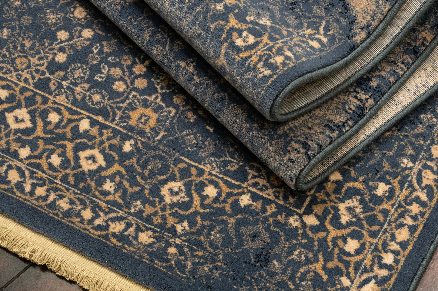 Brilliant Traditional Blue Distressed Medium Pile Rug
