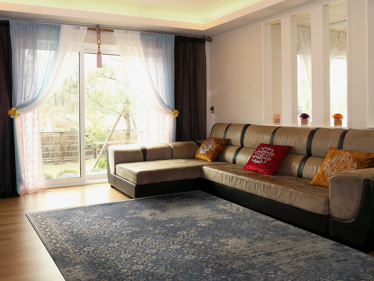 Brilliant Traditional Blue Distressed Medium Pile Rug