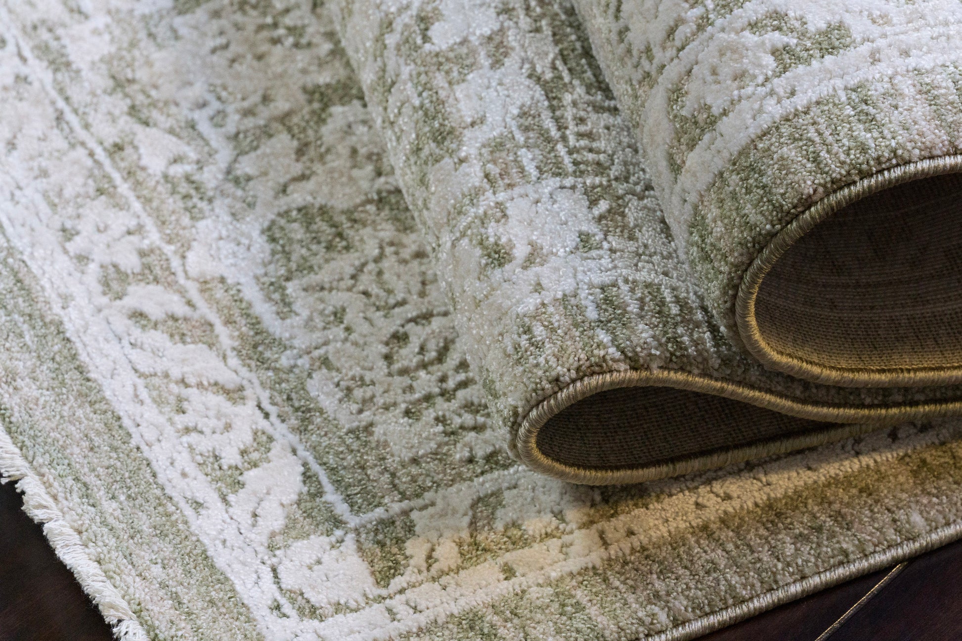 Canyon Traditional Beige/Light Beige/Cream Floral Medium Pile Rug