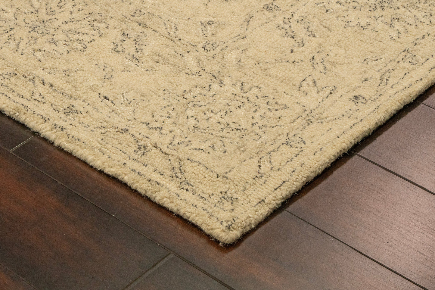 Daisy Traditional Ivory Floral Medium Pile Rug
