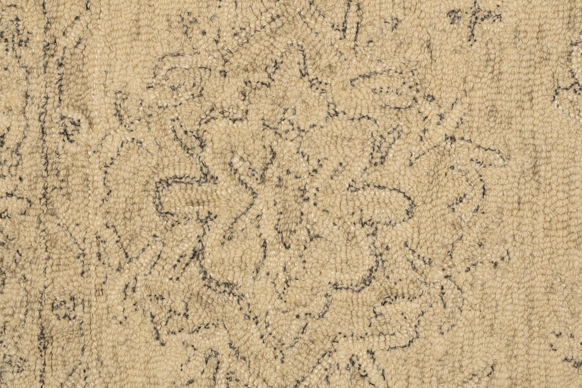 Daisy Traditional Ivory Floral Medium Pile Rug