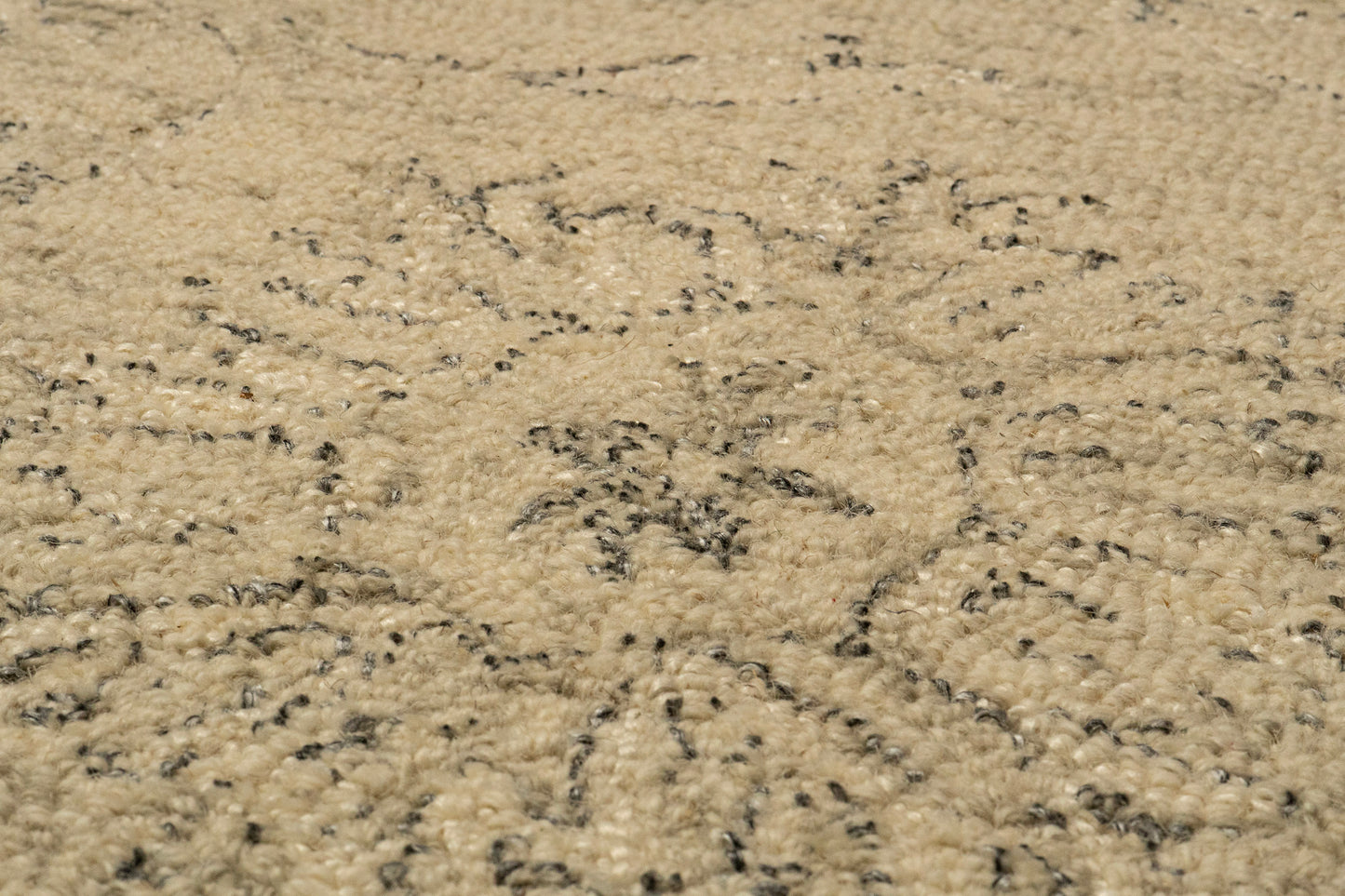Daisy Traditional Ivory Floral Medium Pile Rug