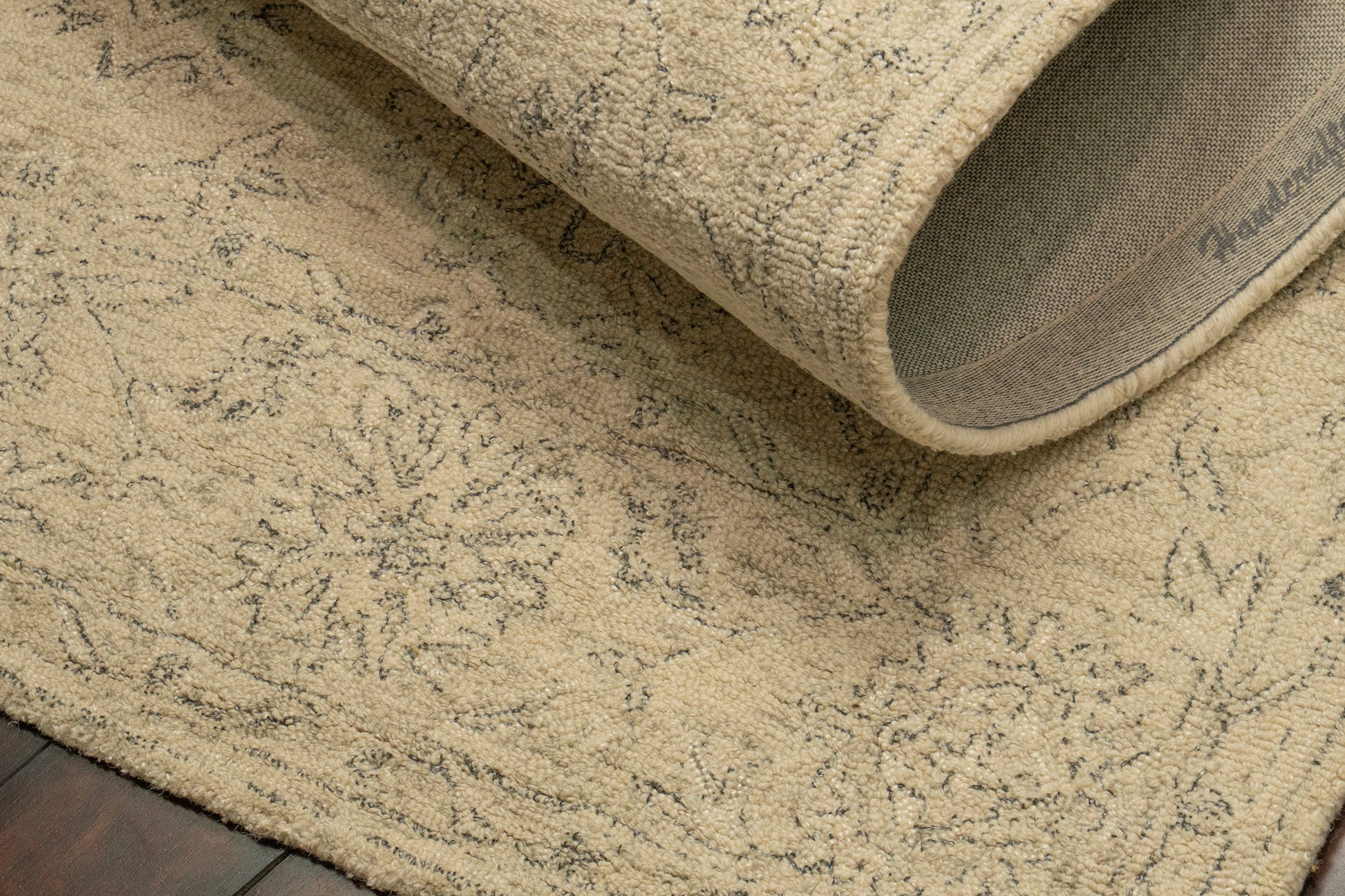 Daisy Traditional Ivory Floral Medium Pile Rug