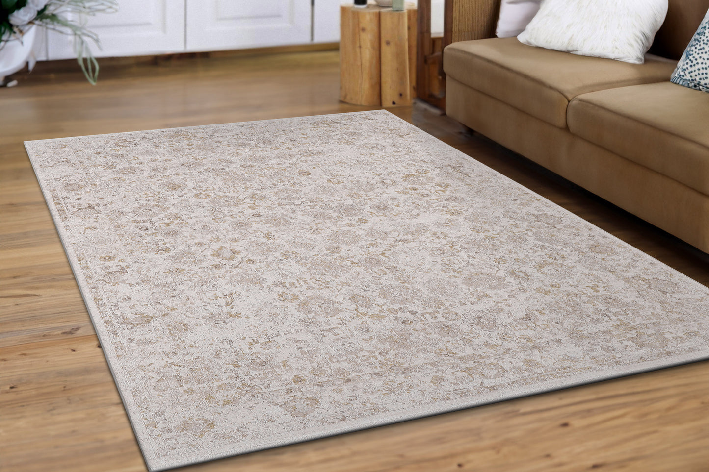Lara Traditional Beige/Cream Floral Low Pile Rug