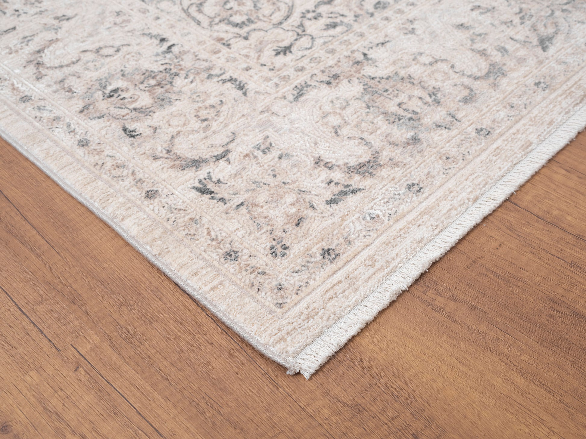 Lara Traditional Ivory/Beige/Grey Medallion Low Pile Rug