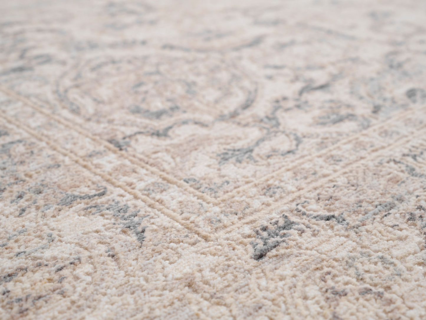 Lara Traditional Ivory/Beige/Grey Medallion Low Pile Rug