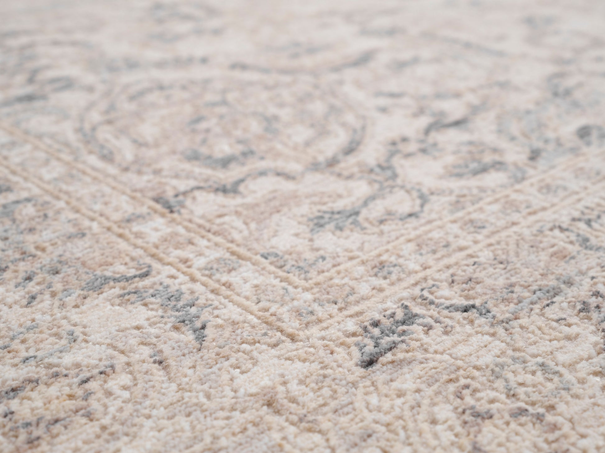 Lara Traditional Ivory/Beige/Grey Medallion Low Pile Rug