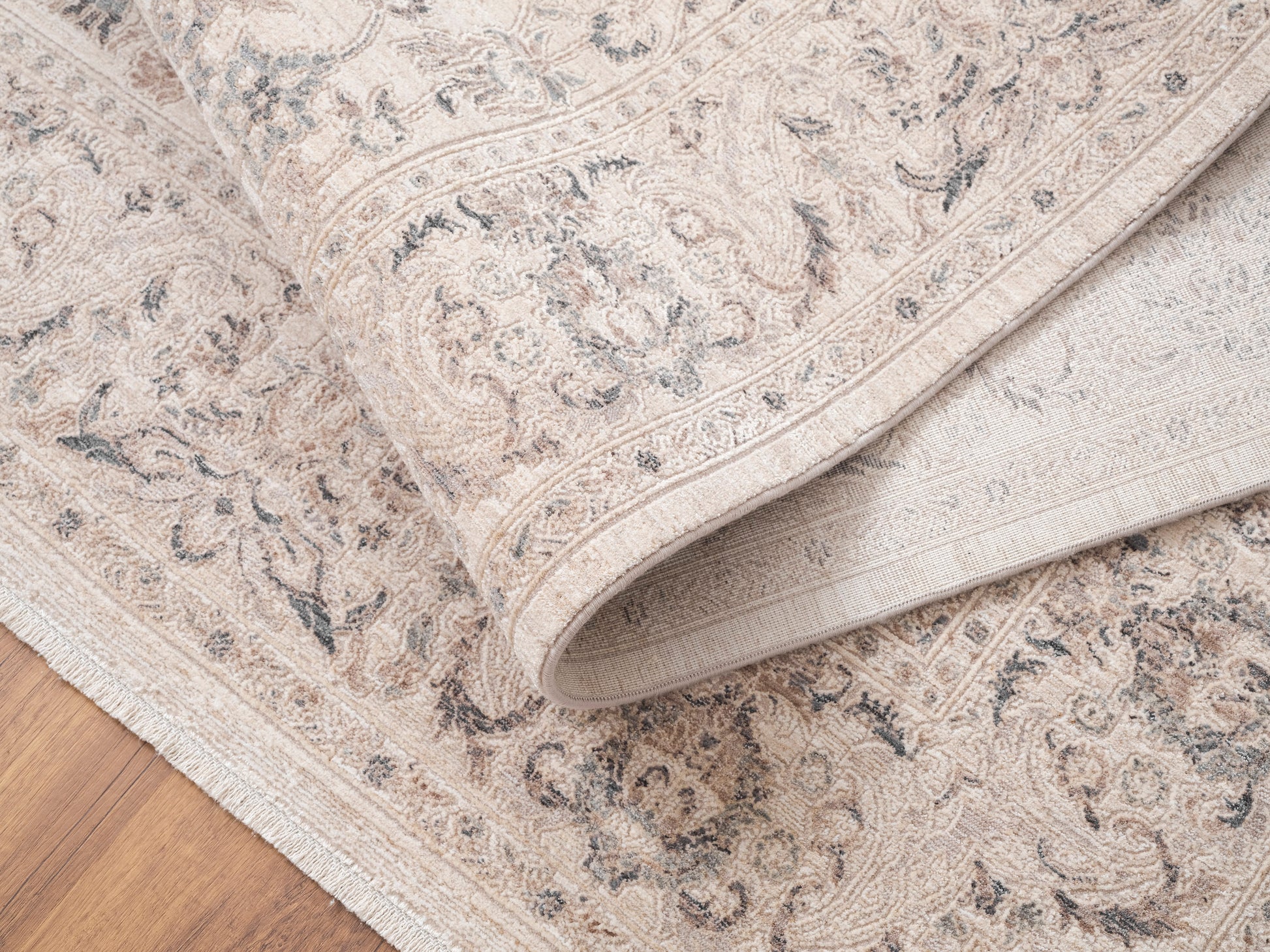 Lara Traditional Ivory/Beige/Grey Medallion Low Pile Rug