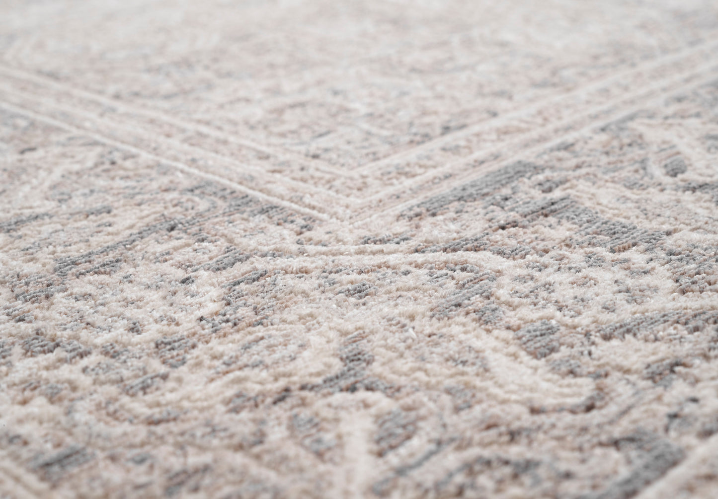 Lara Traditional Ivory/Grey Medallion Low Pile Rug