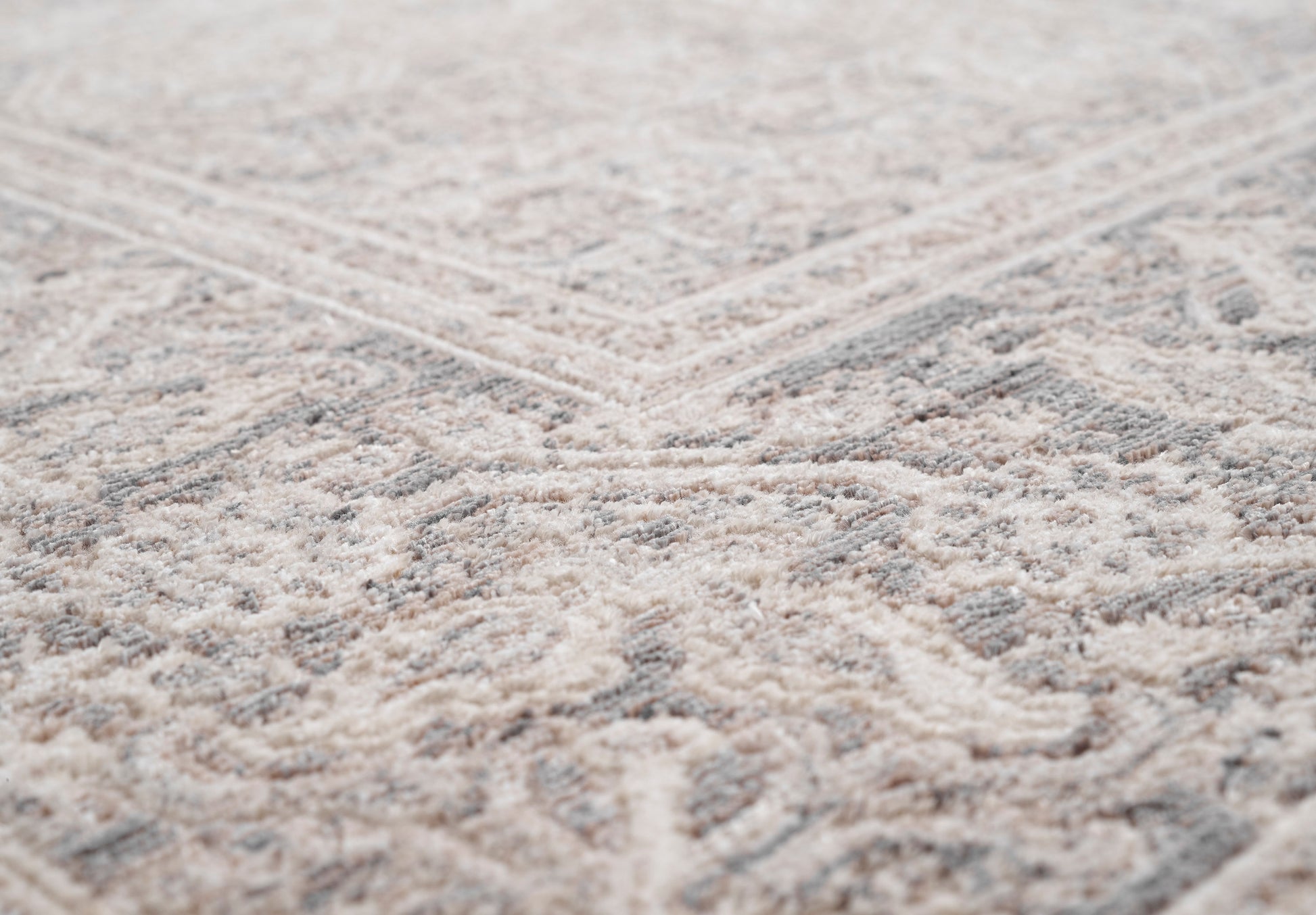 Lara Traditional Ivory/Grey Medallion Low Pile Rug