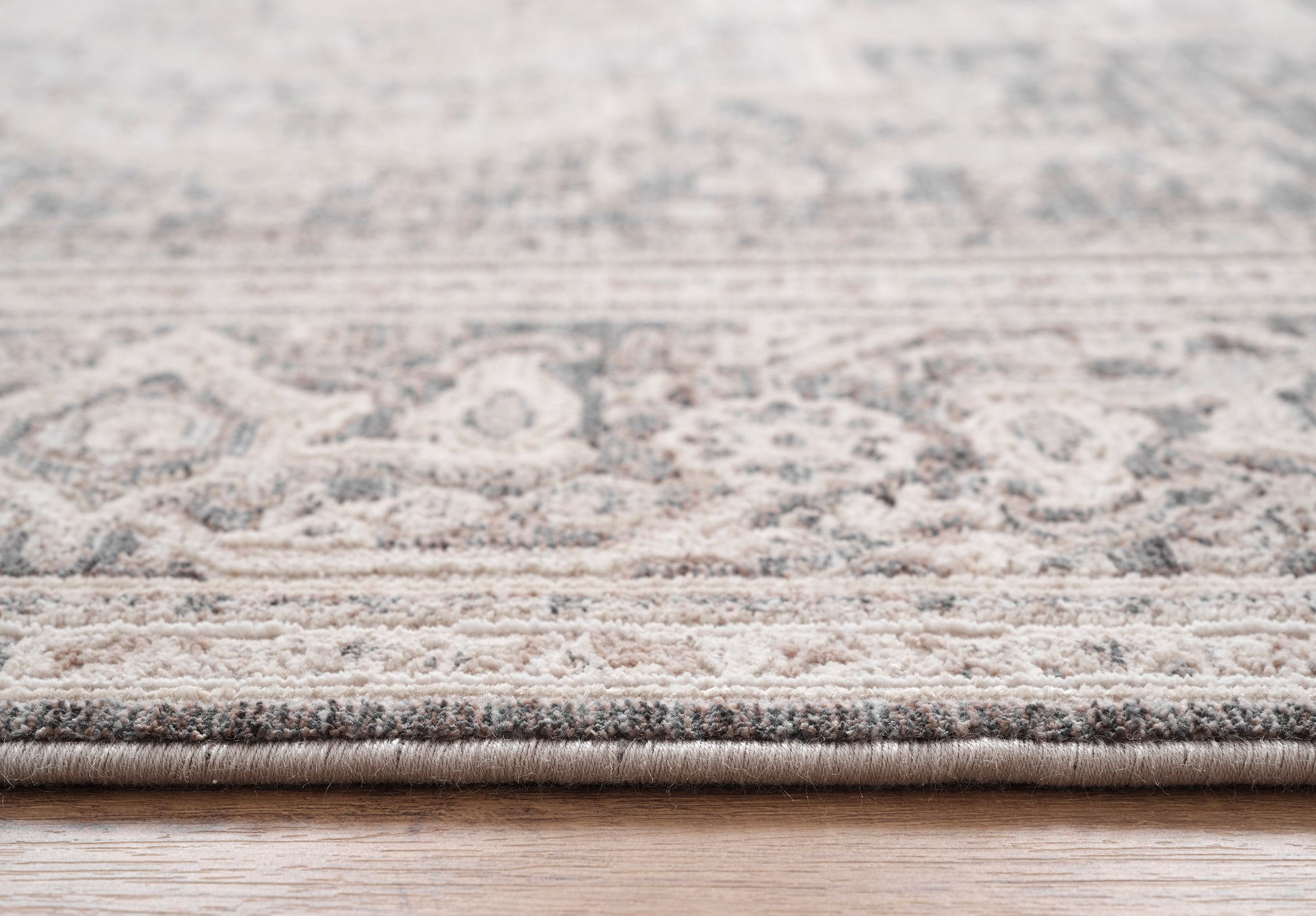 Lara Traditional Ivory/Grey Medallion Low Pile Rug