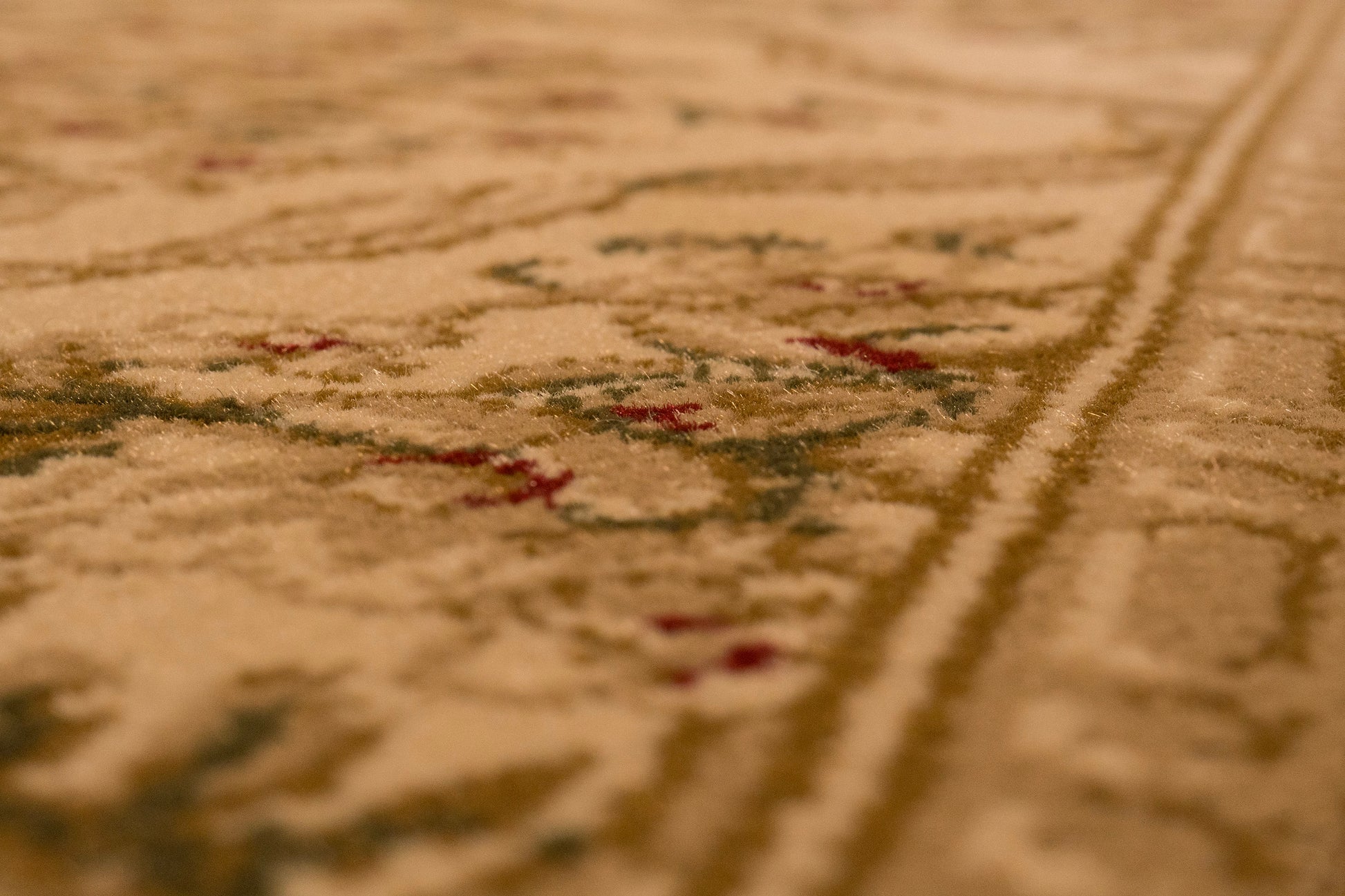 Legacy Traditional Ivory Classic Medium Pile Rug