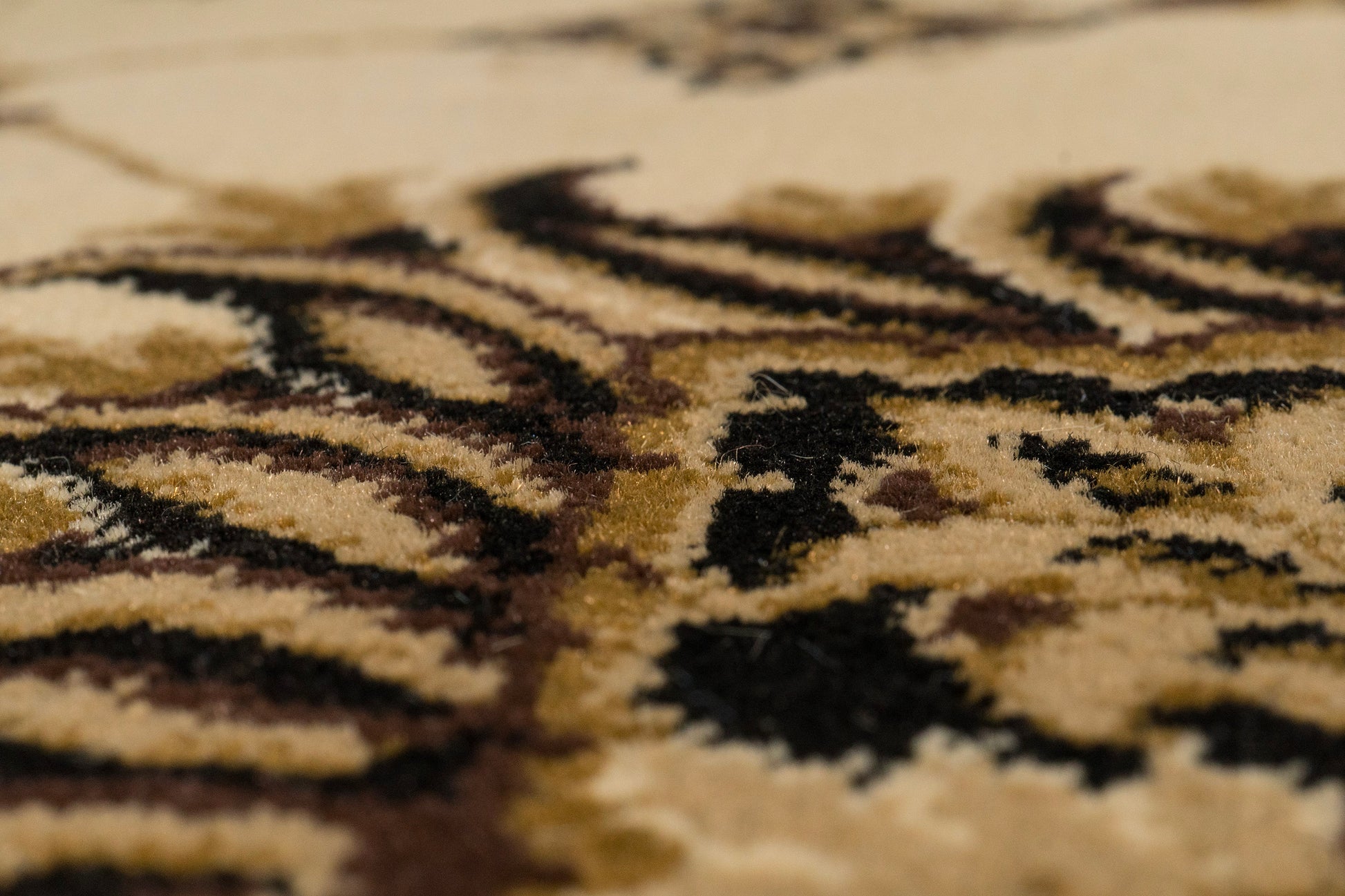 Legacy Traditional Cream/Brown Classic Medium Pile Rug