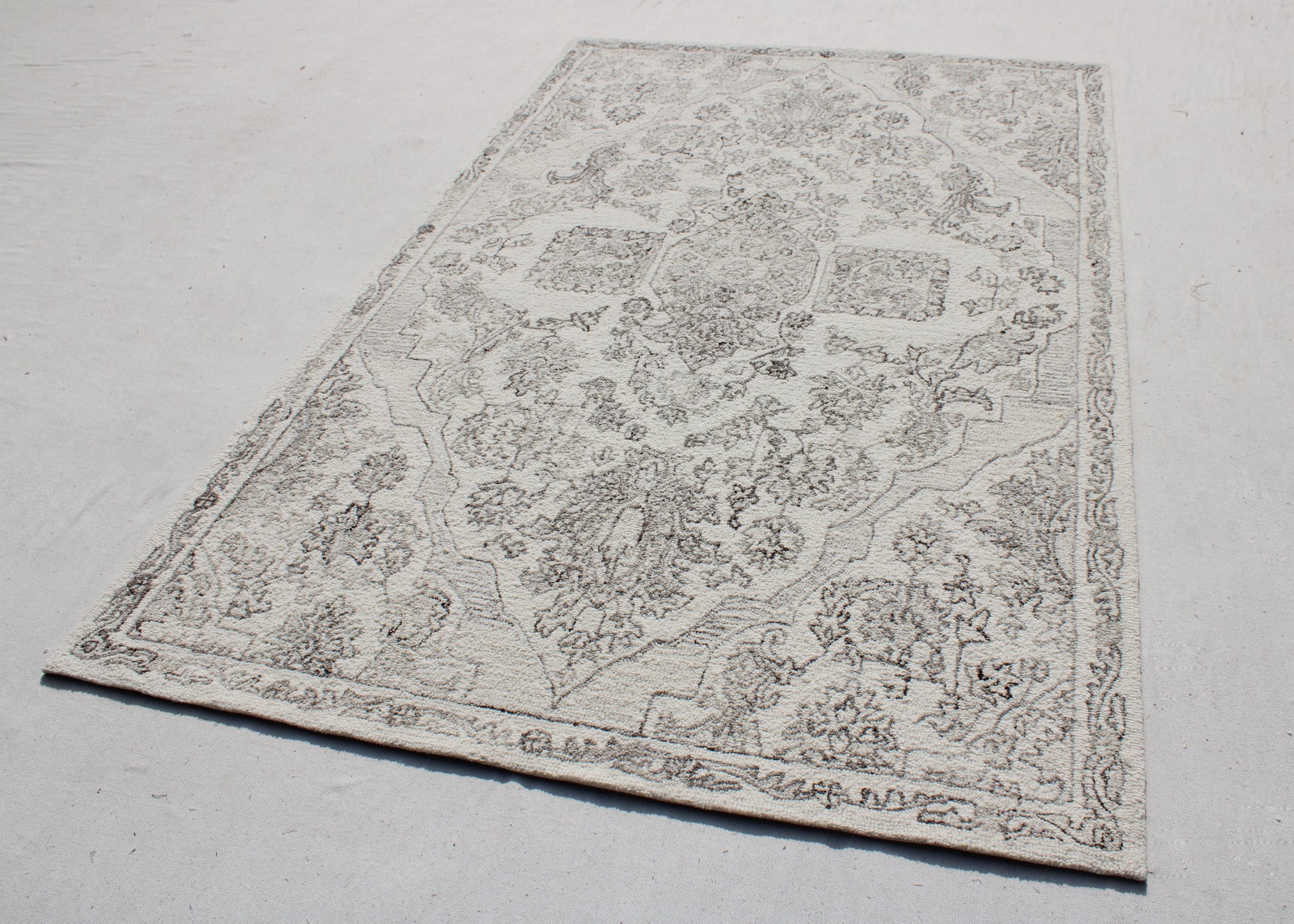 Legend Traditional Ivory/Natural Oriental Low Pile Rug