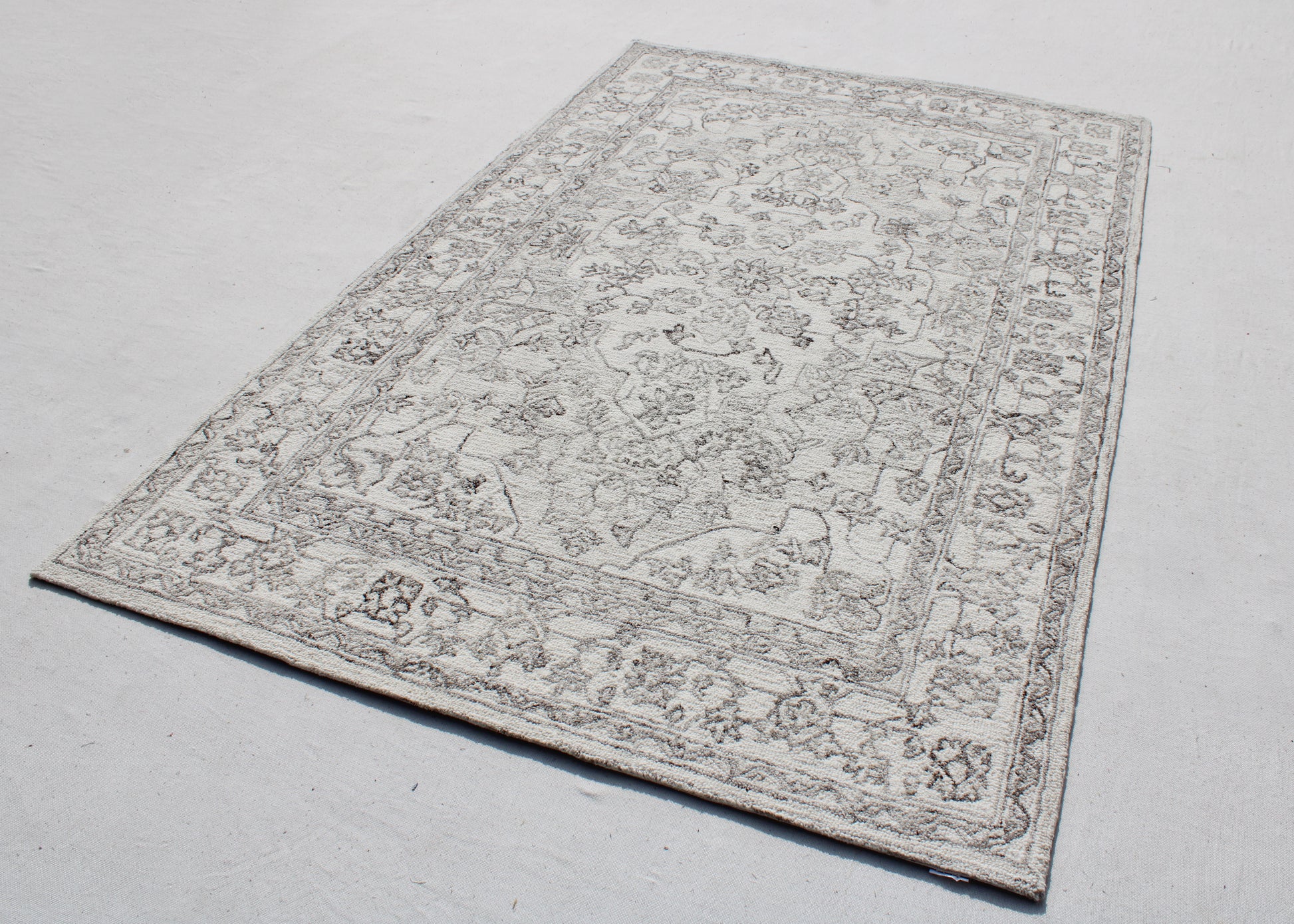 Legend Traditional Ivory/Natural Oriental Low Pile Rug