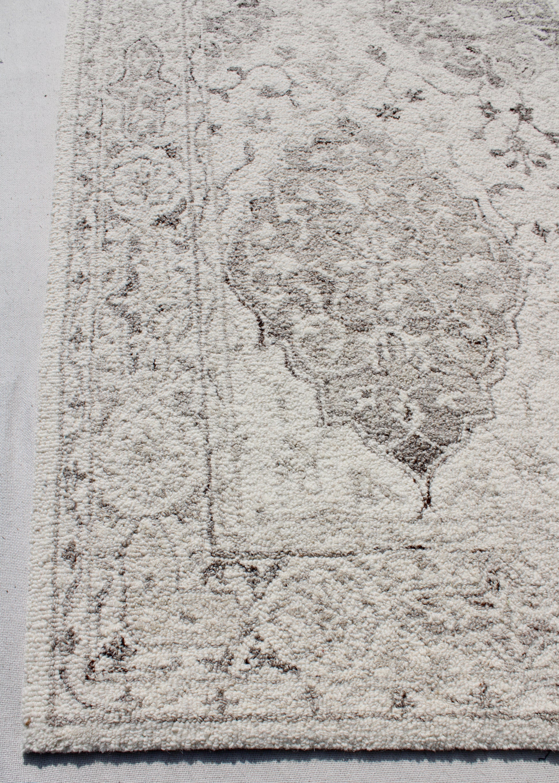 Legend Traditional Ivory/Natural Oriental Low Pile Rug