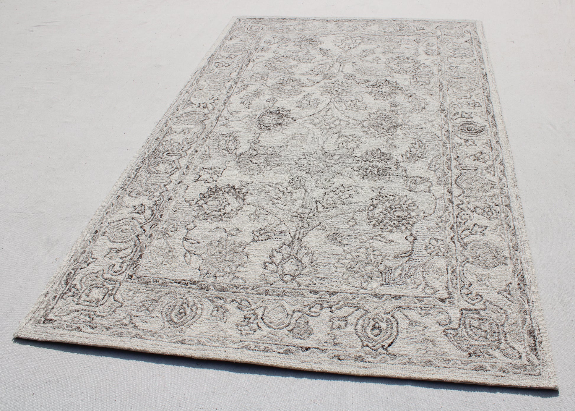 Legend Traditional Ivory/Natural Oriental Low Pile Rug