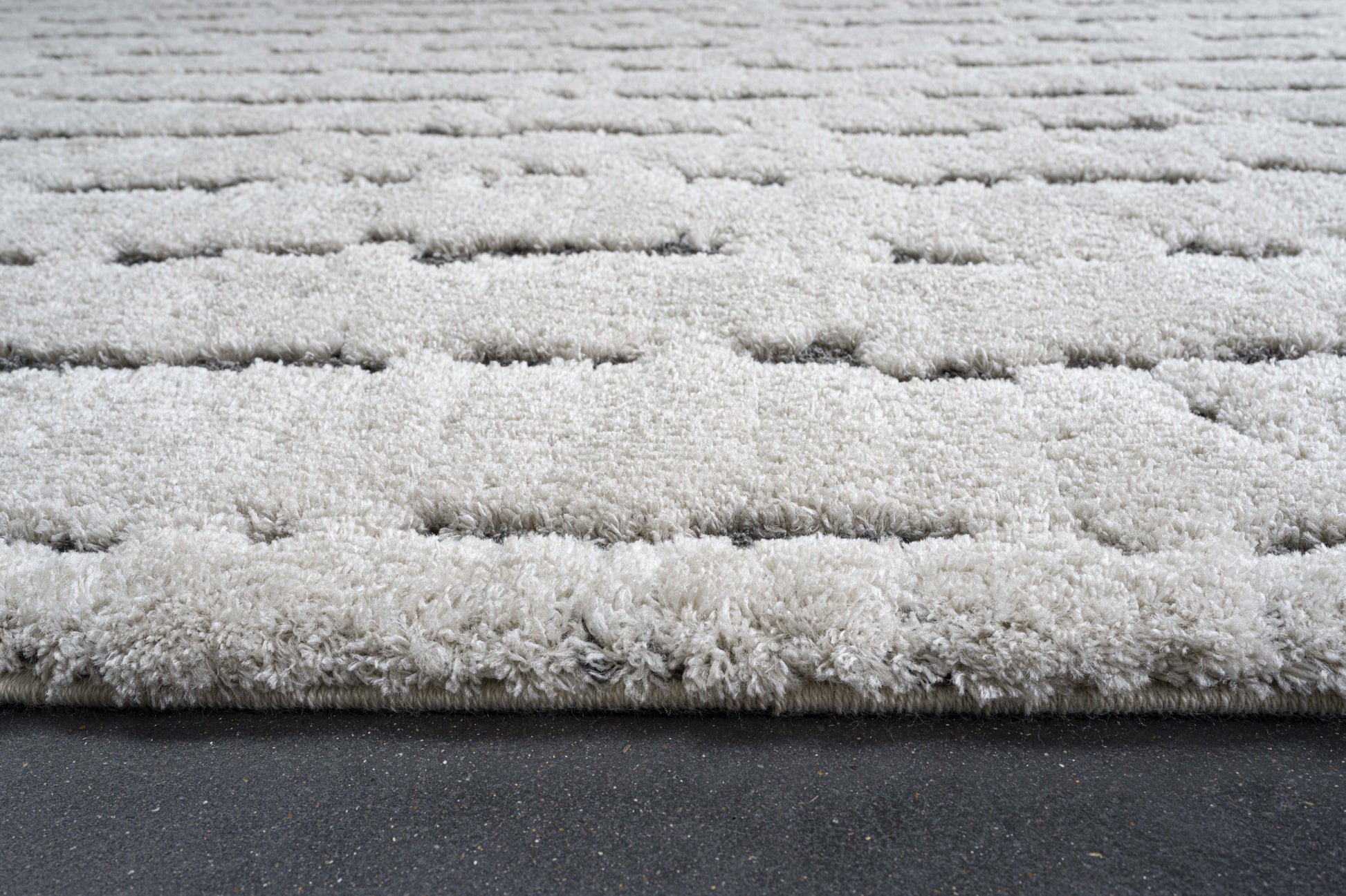 Masai Modern Ivory Geometric Shag Rug