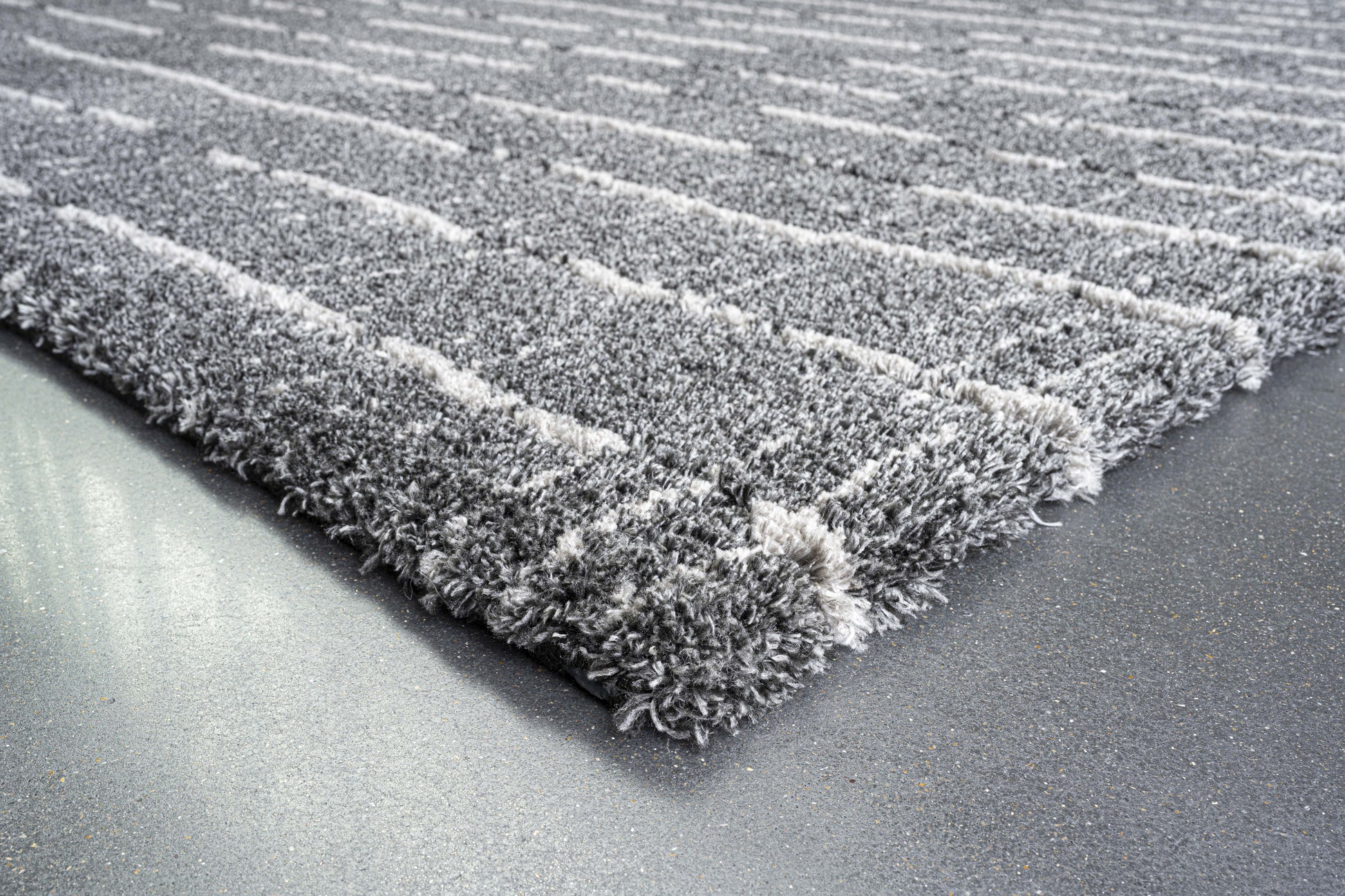 Masai Modern Black/White Geometric Shag Rug