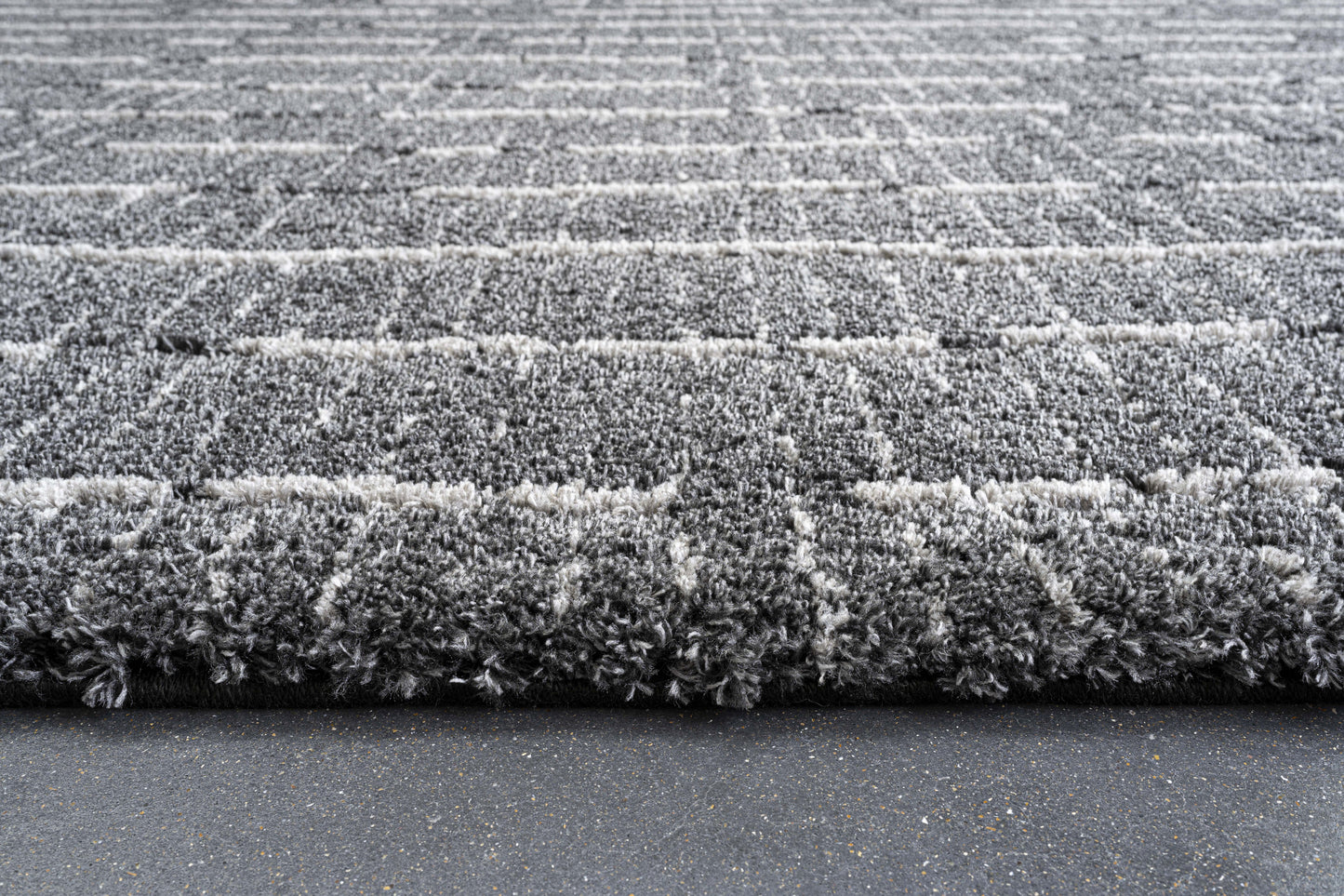 Masai Modern Black/White Geometric Shag Rug
