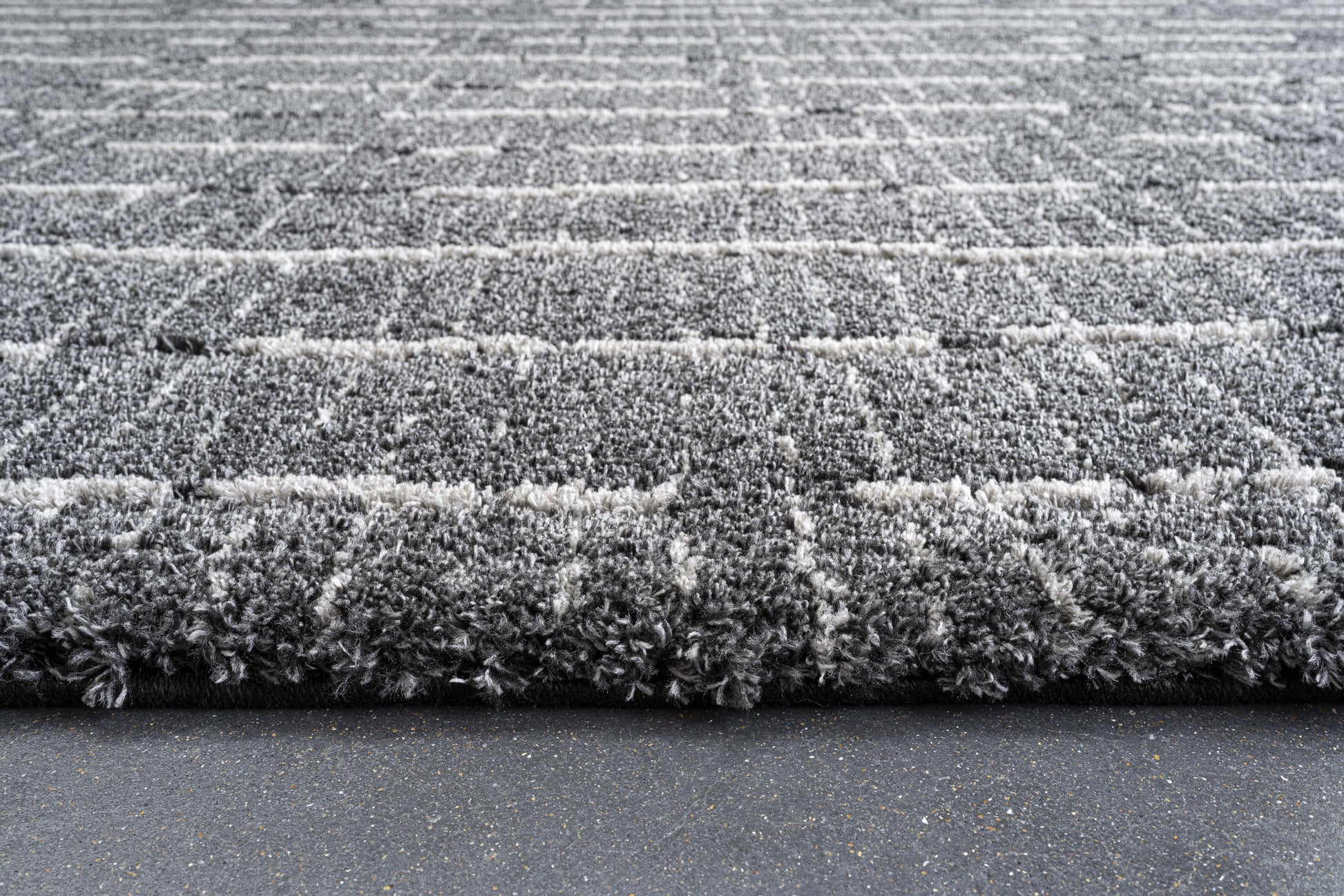 Masai Modern Black/White Geometric Shag Rug