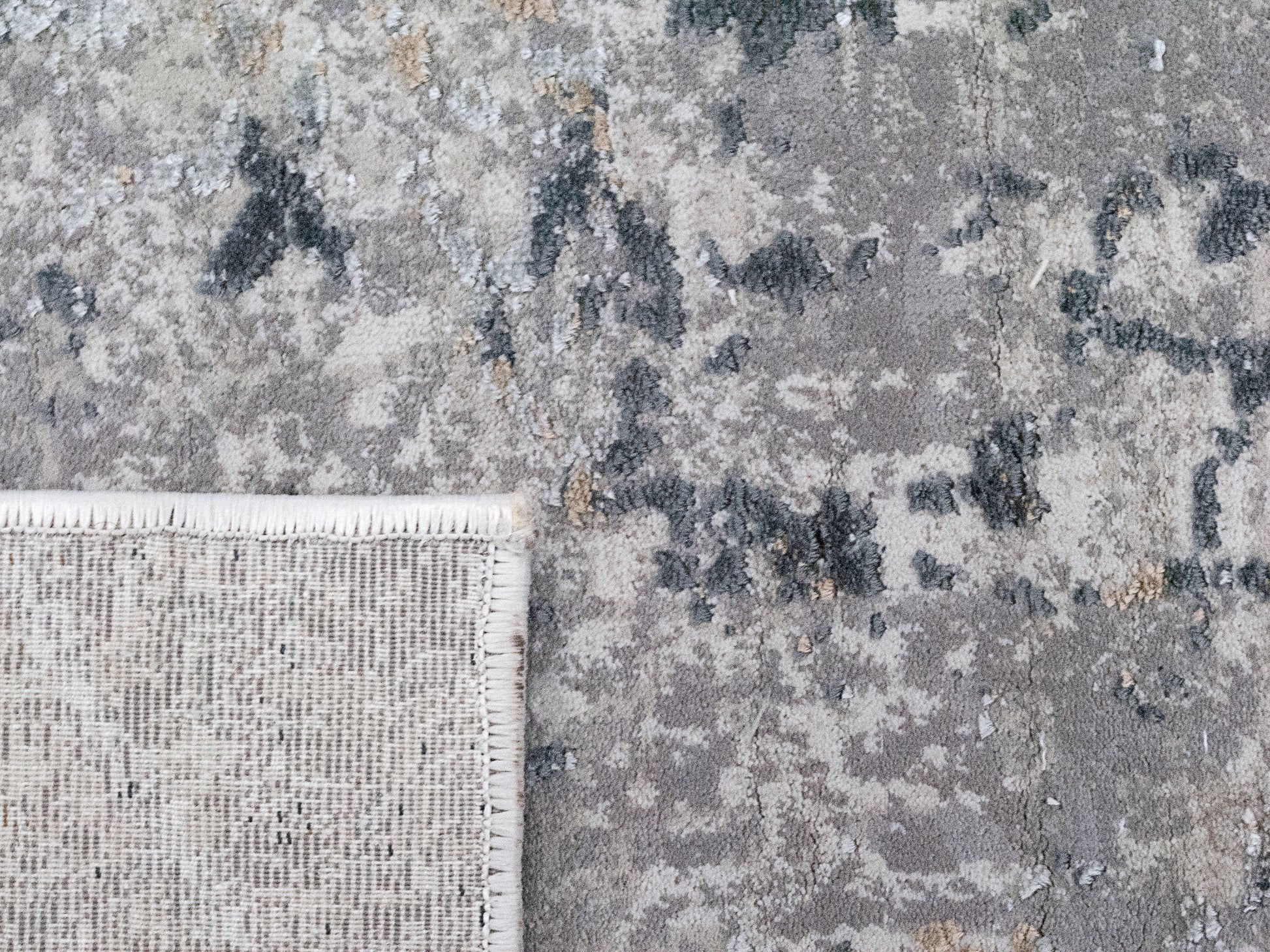 Quartz Traditional Light Grey Distressed Medium Pile Rug