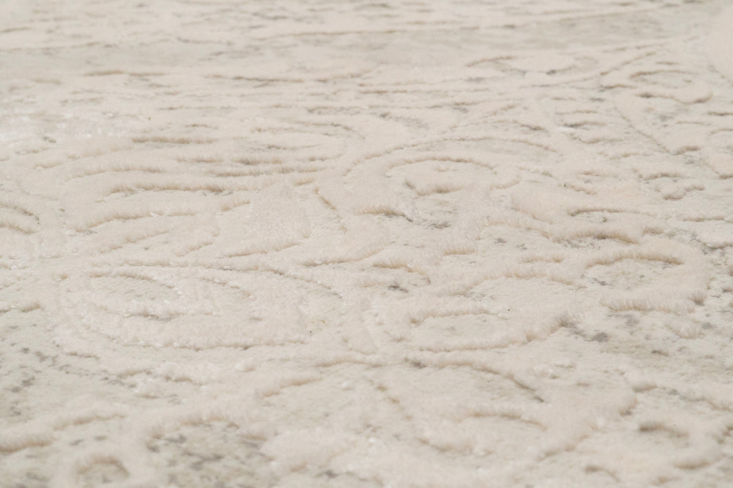 Quartz Traditional Ivory Distressed Medium Pile Rug