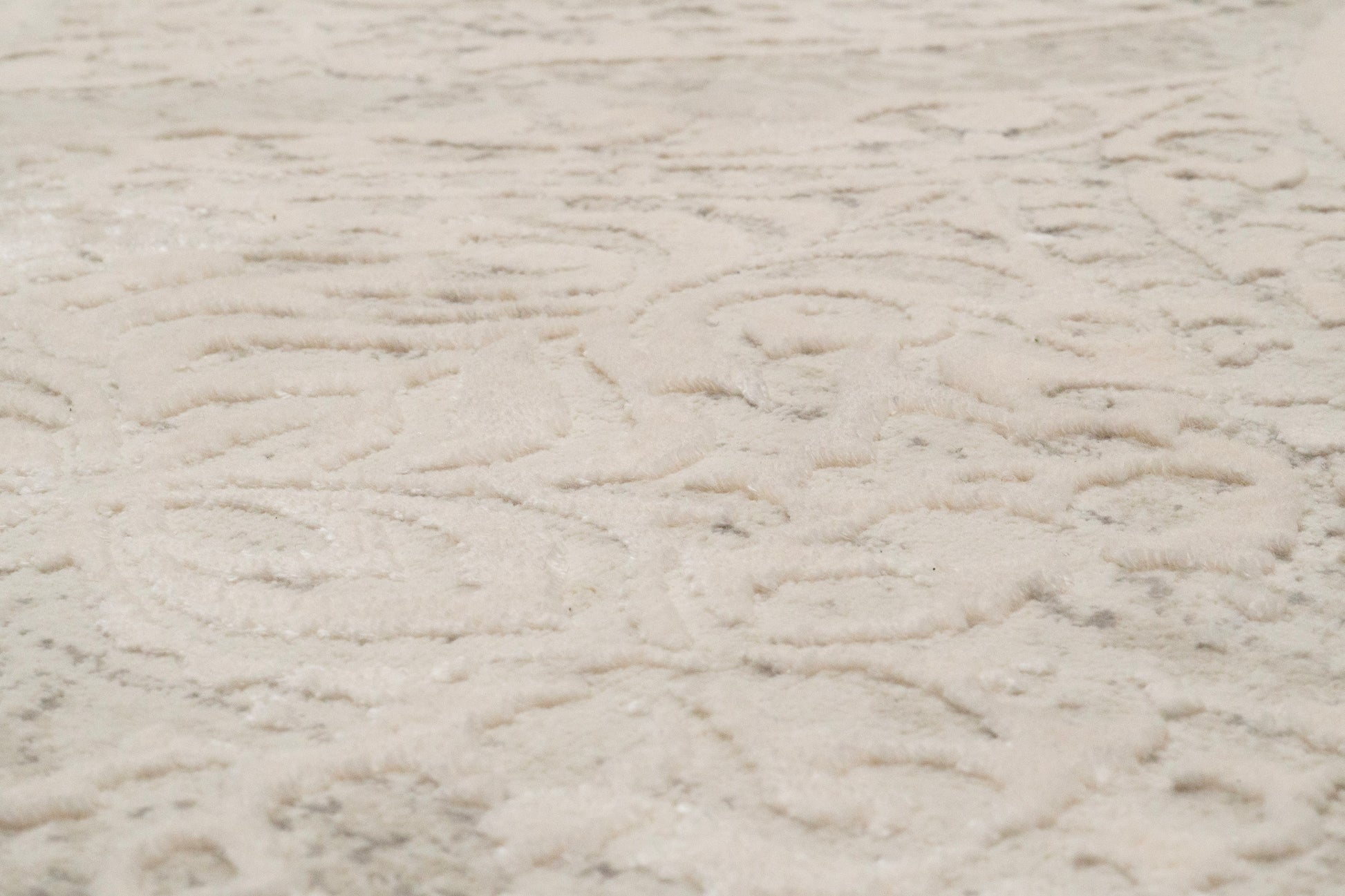 Quartz Traditional Ivory Distressed Medium Pile Rug