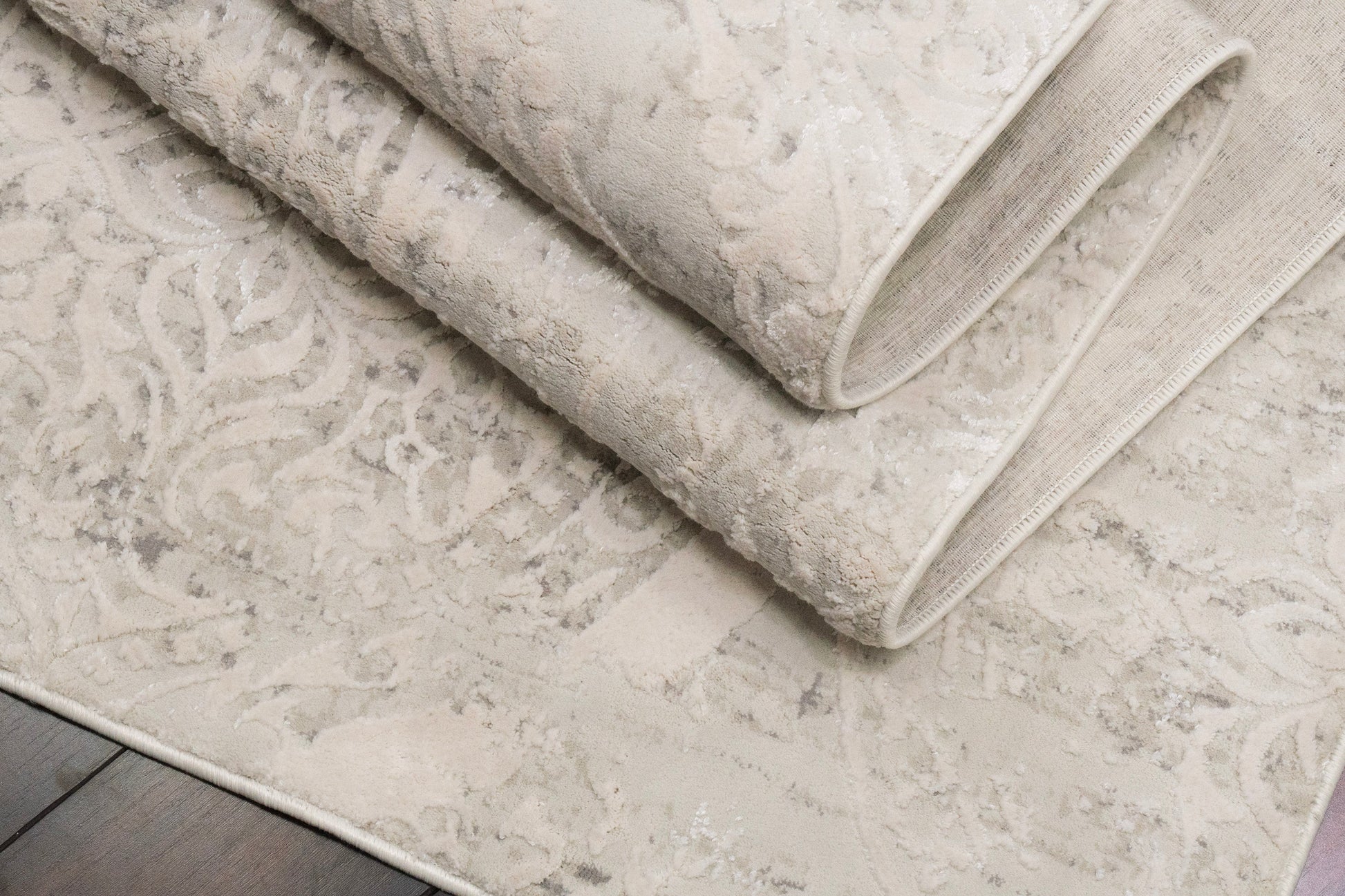 Quartz Traditional Ivory Distressed Medium Pile Rug