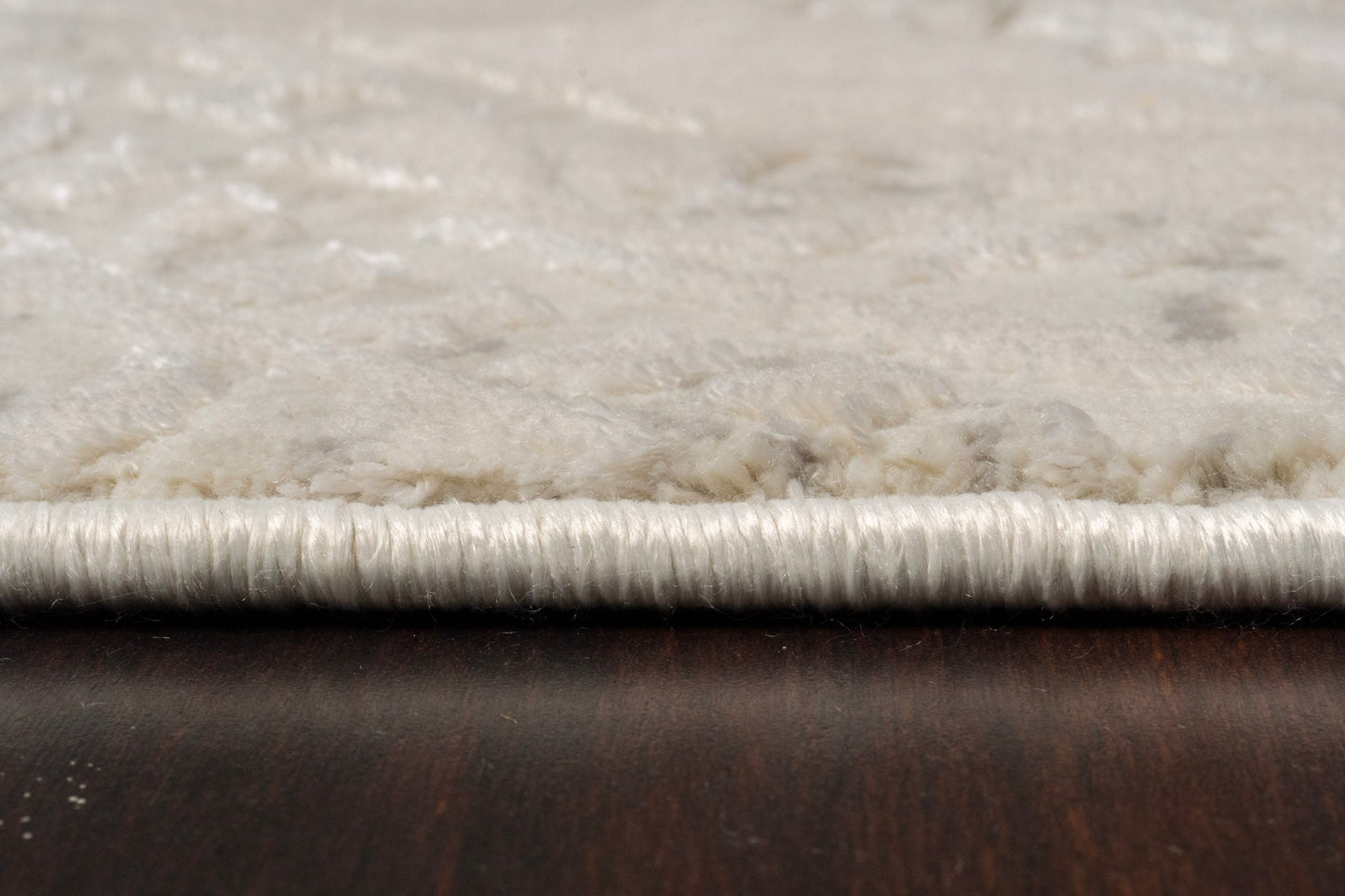 Quartz Traditional Ivory Distressed Medium Pile Rug