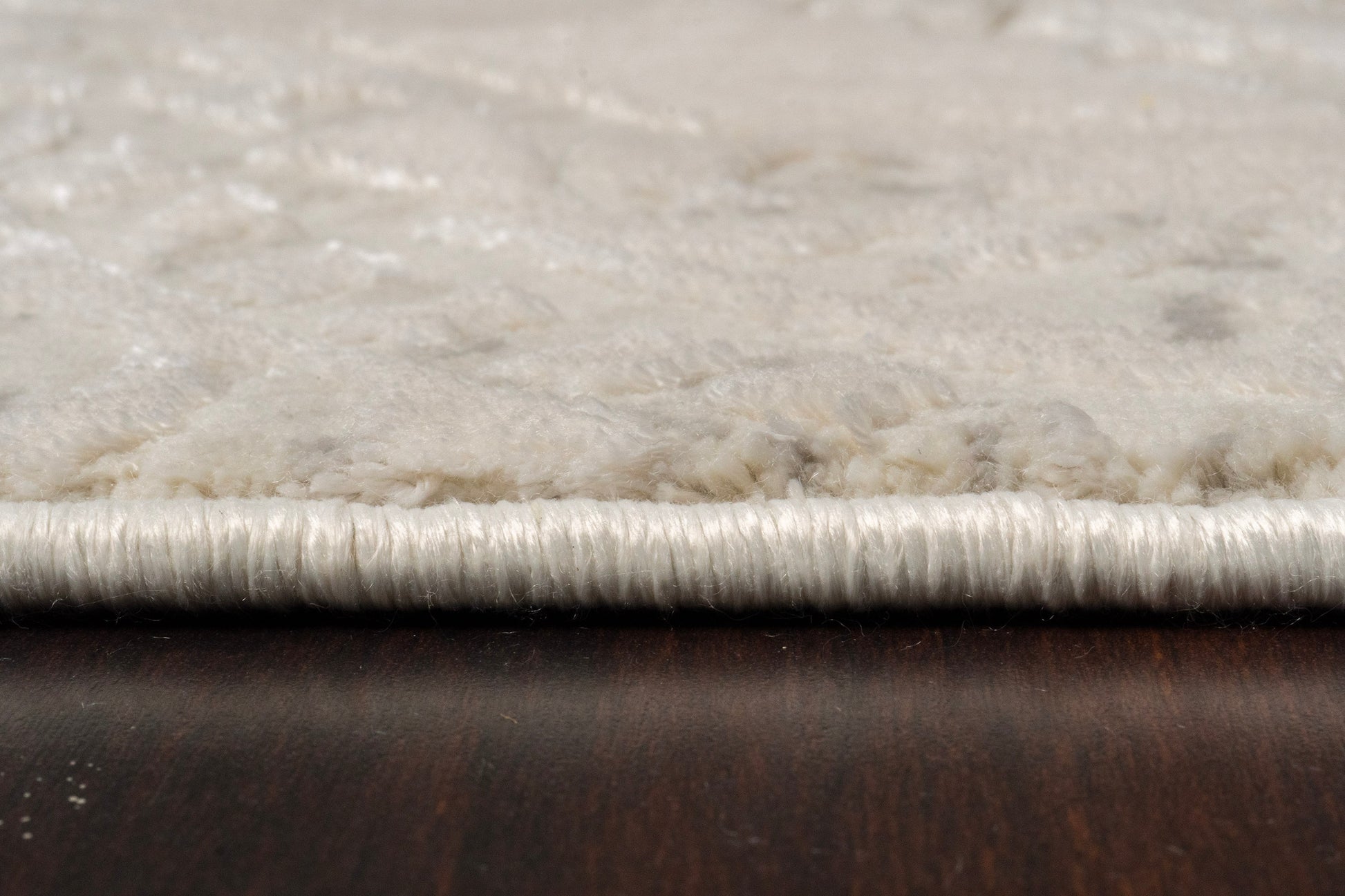 Quartz Traditional Ivory Distressed Medium Pile Rug