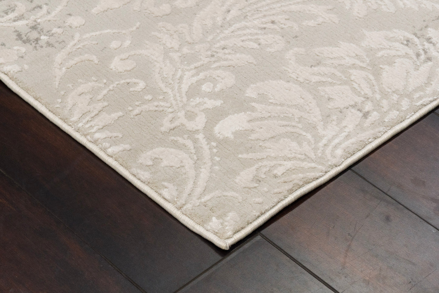 Quartz Traditional Ivory/Beige Distressed Medium Pile Rug