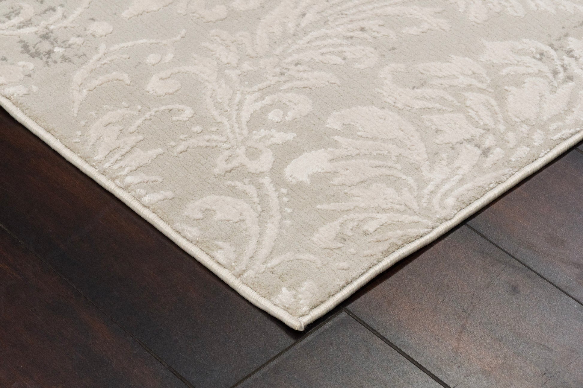 Quartz Traditional Ivory/Beige Distressed Medium Pile Rug