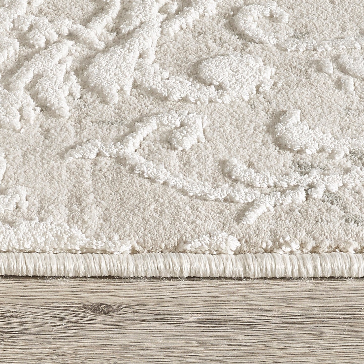 Quartz Traditional Ivory/Beige Distressed Medium Pile Rug