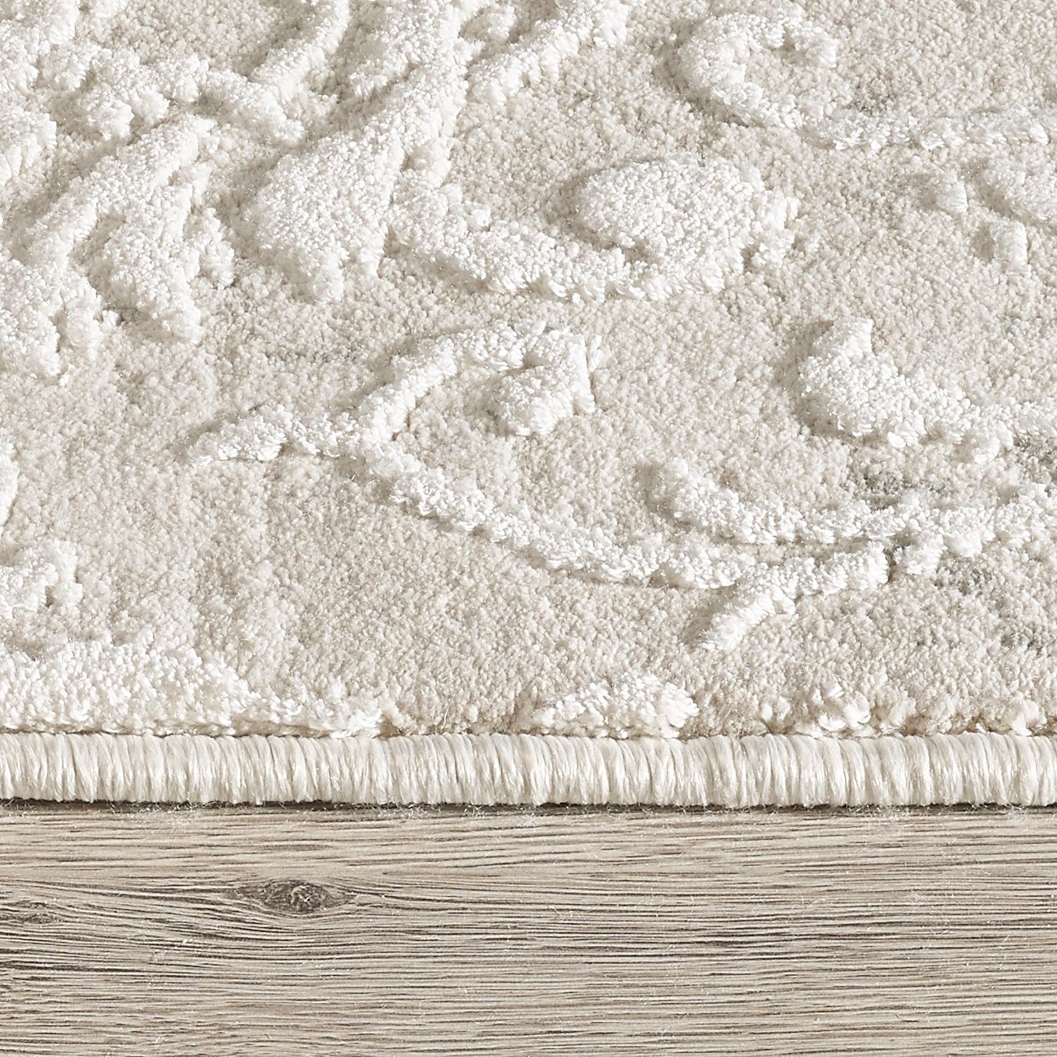 Quartz Traditional Ivory/Beige Distressed Medium Pile Rug