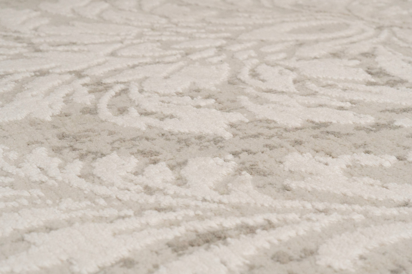 Quartz Traditional Ivory/Beige Distressed Medium Pile Rug