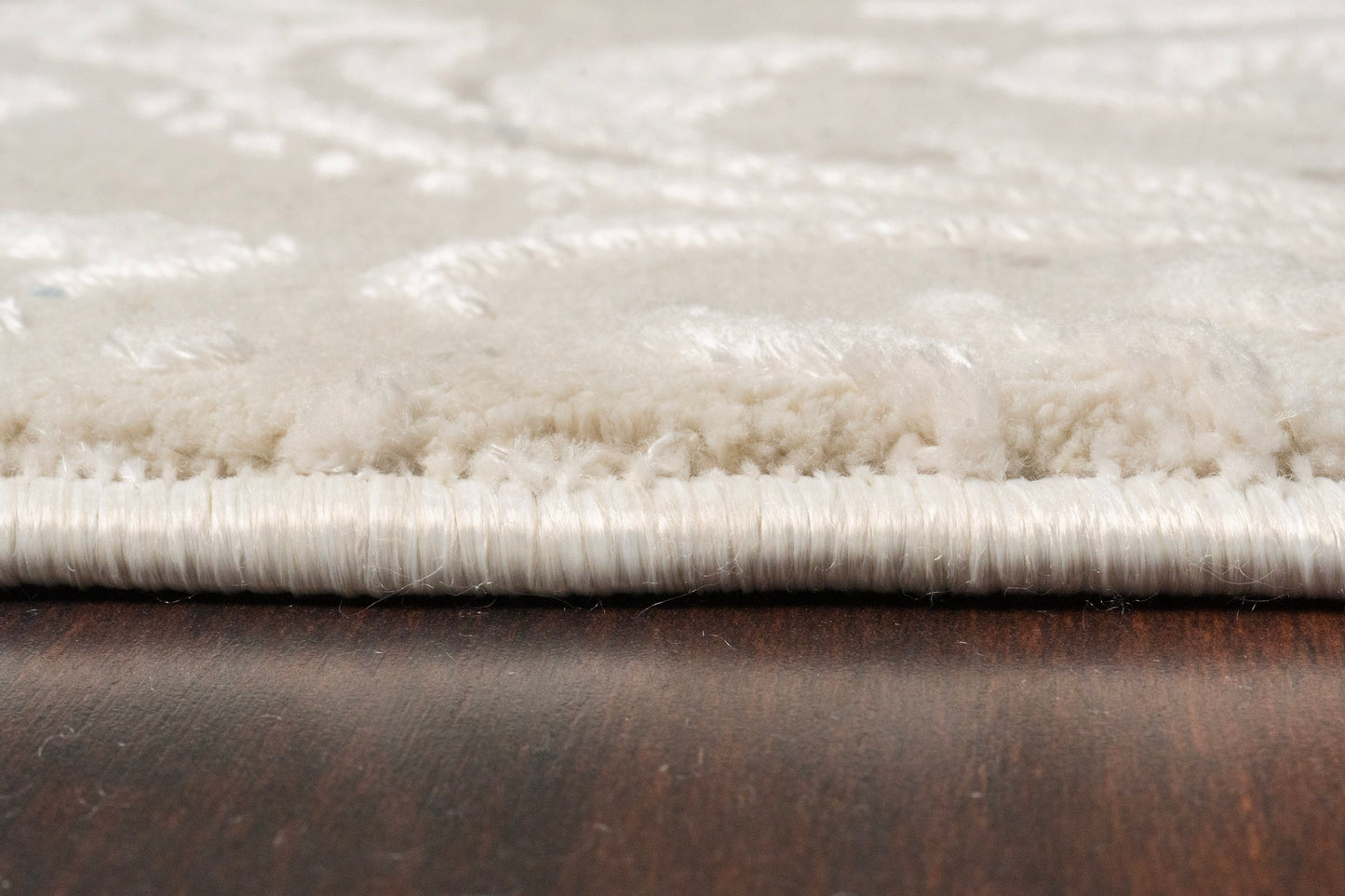 Quartz Traditional Ivory/Beige Distressed Medium Pile Rug