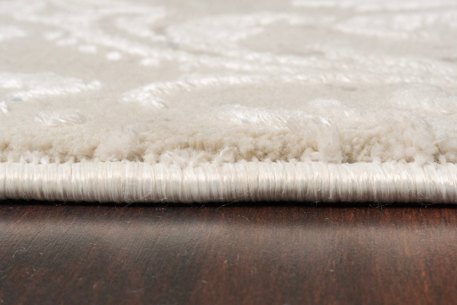 Quartz Traditional Ivory/Beige Distressed Medium Pile Rug