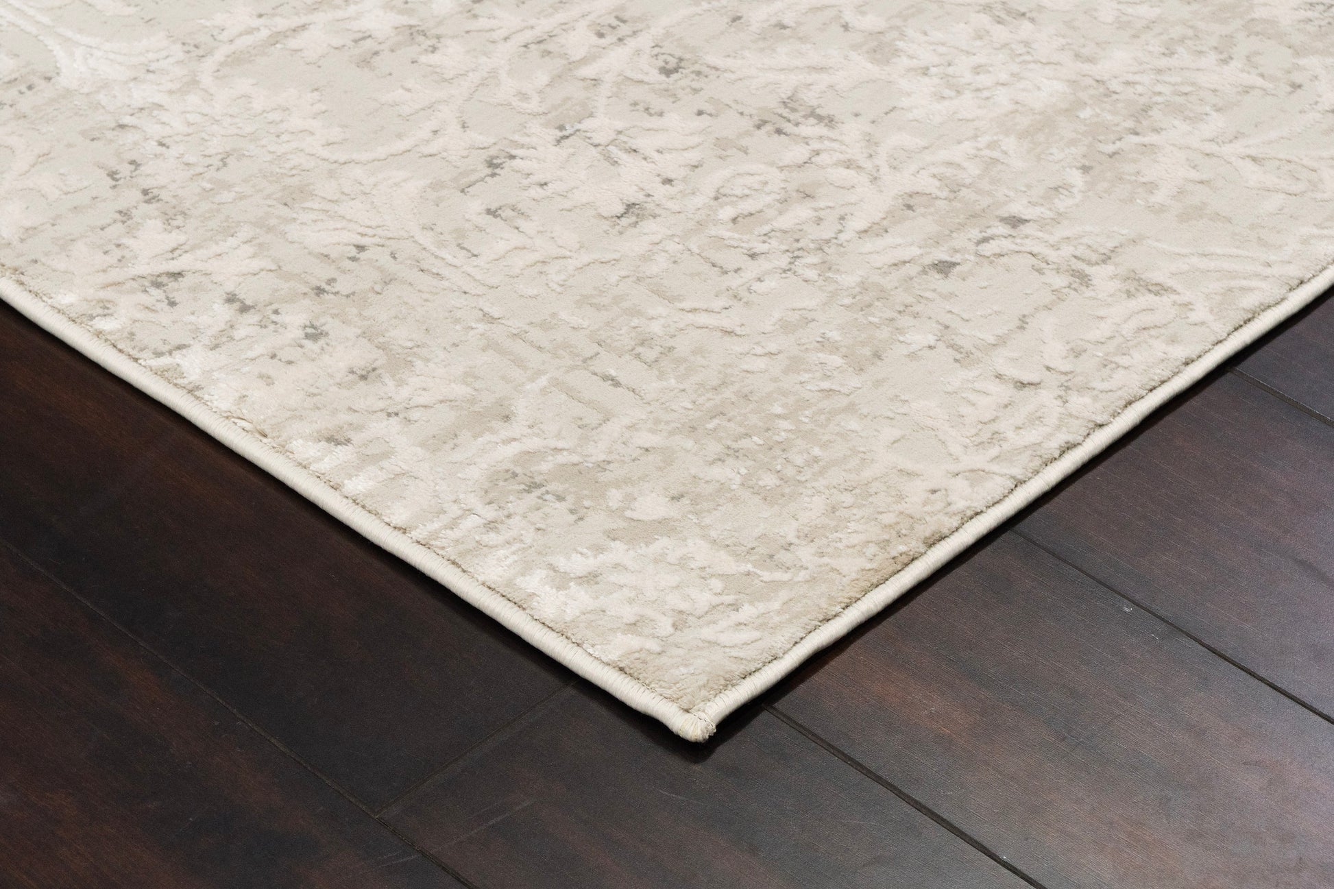 Quartz Traditional Ivory/Beige Distressed Medium Pile Rug