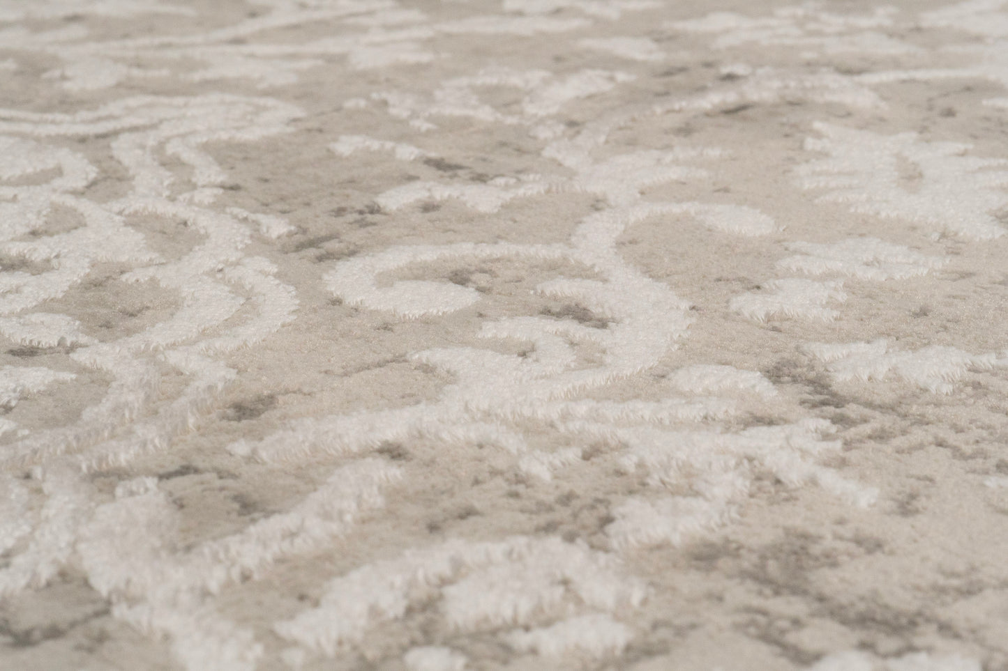 Quartz Traditional Ivory/Beige Distressed Medium Pile Rug